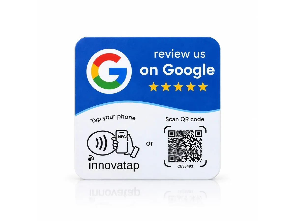 Placa adhesiva NFC de reseñas de Google de InnovaTap, con la indicación de acercar el móvil