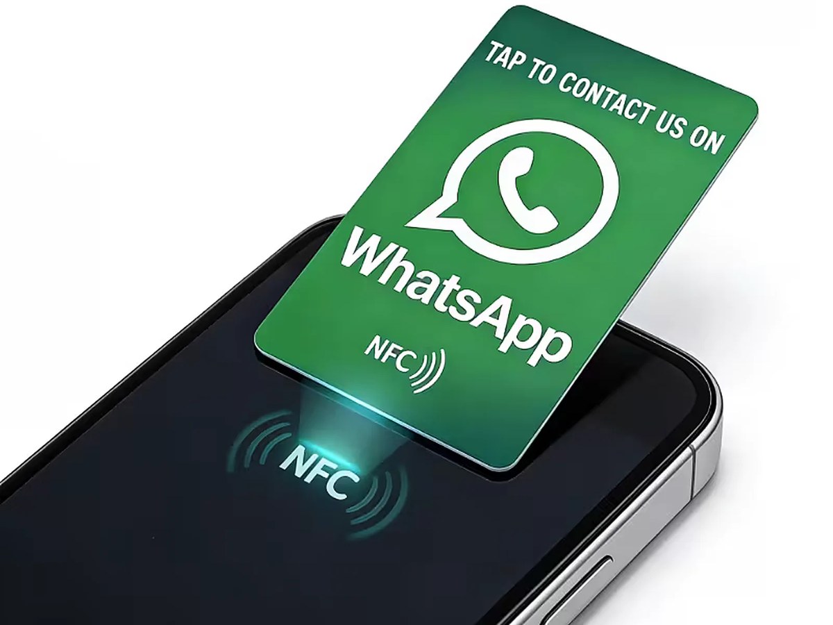 Tarjeta NFC de WhatsApp acercándose a un móvil