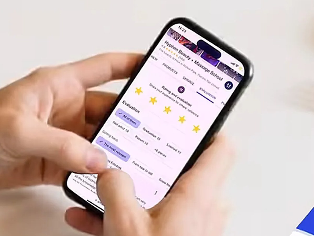 Cliente valorando un negocio desde su móvil tras acercarlo al NFC