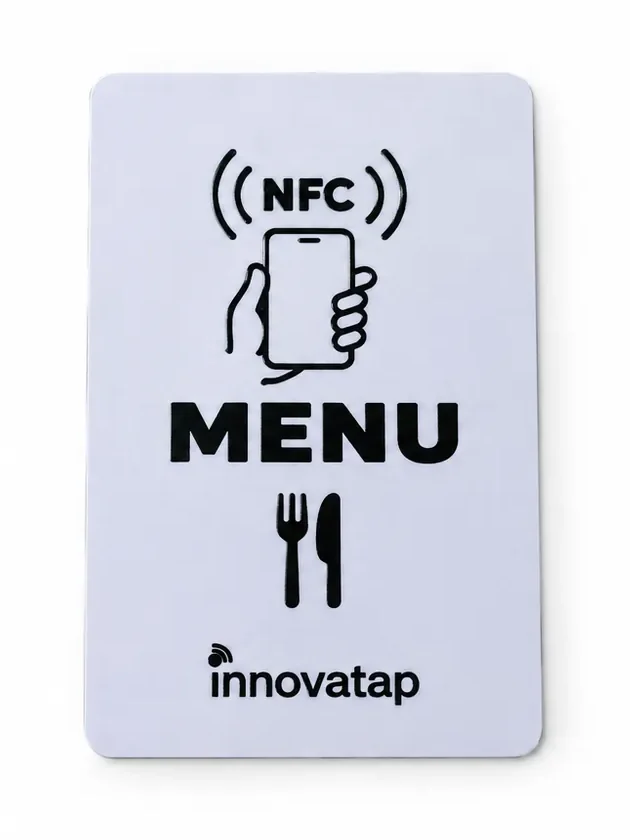 Tarjeta NFC de InnovaTap con el símbolo NFC y un móvil acercándose