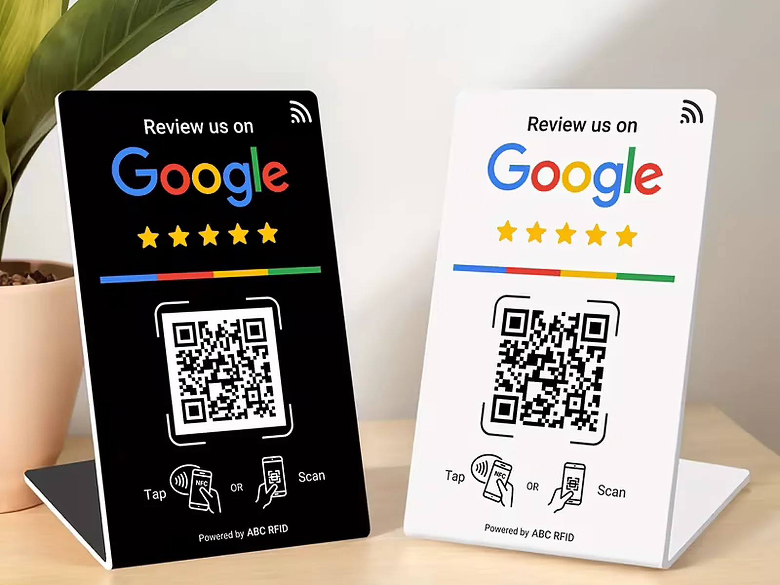 Soporte Redes Sociales NFC colocado en un negocio real